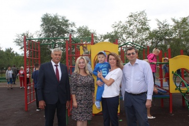 В Пригорске торжественно открыли современную детскую игровую площадку