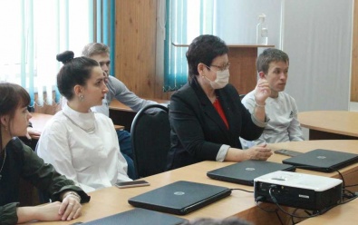 Министр образования Хакасии и помощник прокурора региона провели открытый урок для студентов черногорского техникума