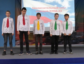 В Черногорске юные помощники Госавтоинспекции поздравили движение ЮИД с 50-летним юбилеем 