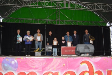 Победитель конкурса "Черногорский подсолнух - 2022" получил главный приз - телевизор