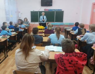 Автоинспекторы Черногорска учат школьников моделировать безопасные дорожные ситуации