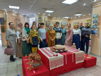 В Абаканской картинной галереи открылась выставка работ учащихся и педагогов Черногорской детской художественной школы 