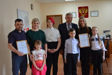 В Черногорске две молодые семьи получили сертификаты на получение социальной выплаты для приобретения жилья